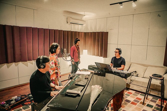 Haris (paling kanan) melakukan sesi rekaman dengan Andien dan Yovie Widianto